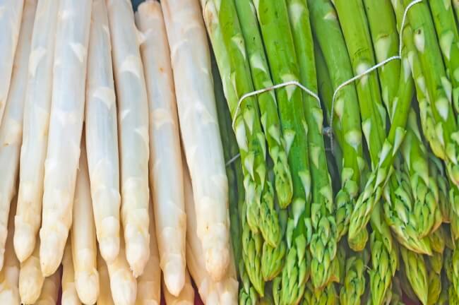 hvide og grønne asparges