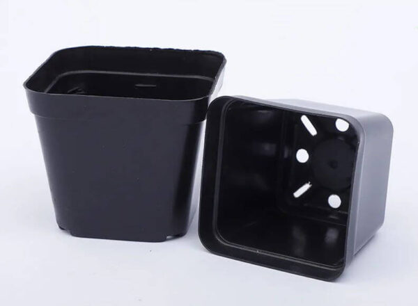 sorte små plast potter